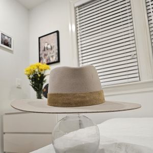 Lovely bird Malibu hat